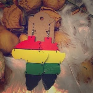 Beautiful wooden Mother Africa style earrings 💚